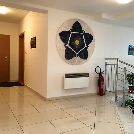 V Centre S Garazou 아파트 도노발리